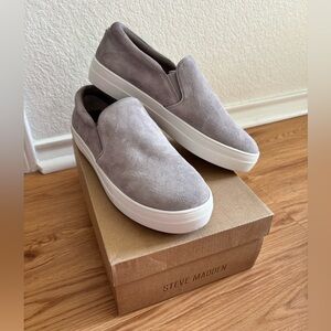 Steve Madden Women’s Gills Sneaker in Grey Suede in 10W